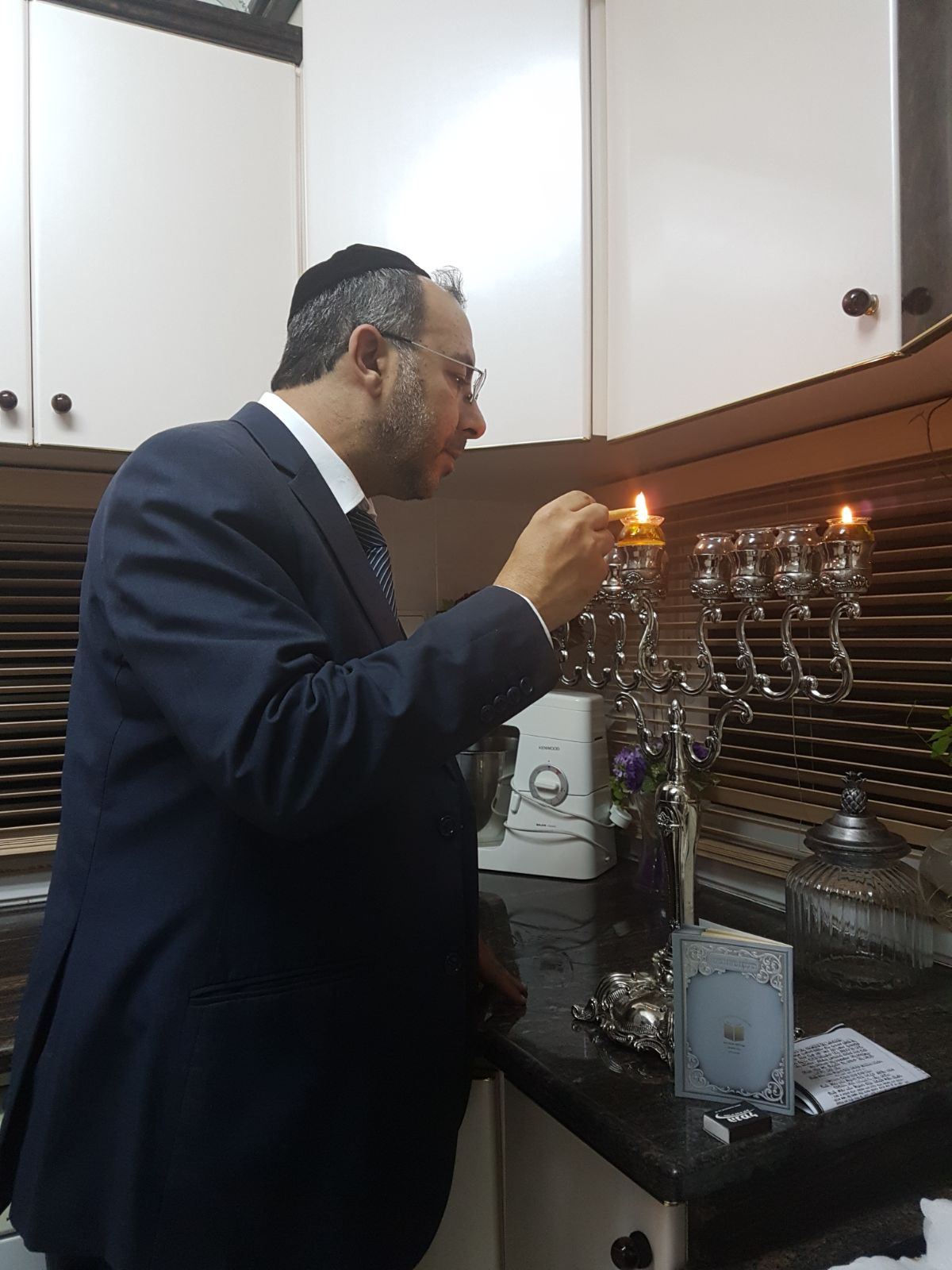 הרב יעקב אביטן מדליק נר ראשון של חנוכה