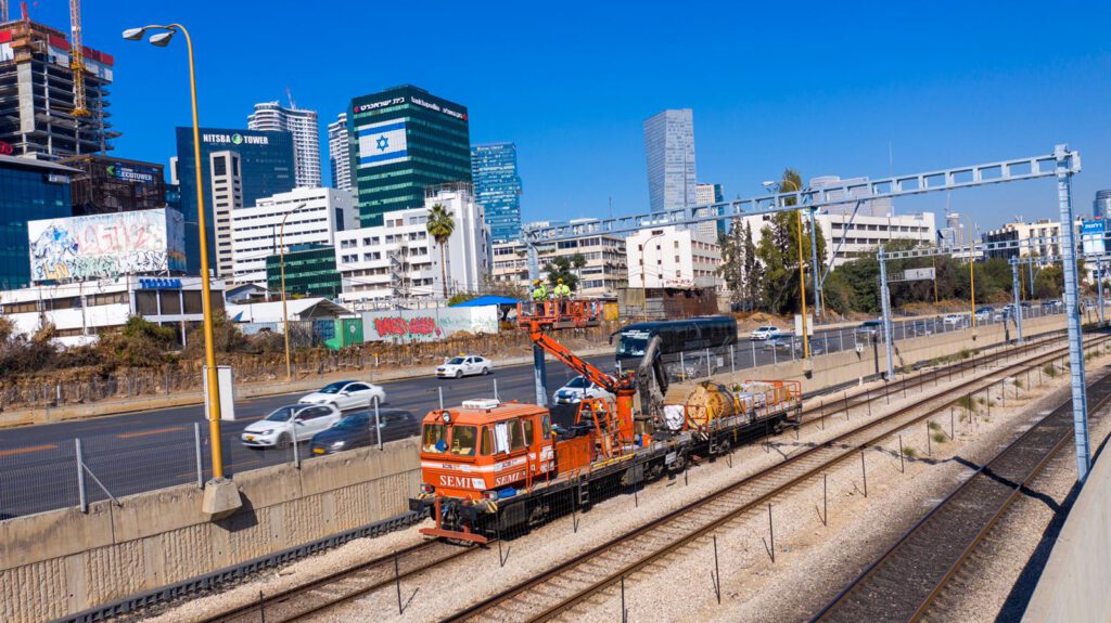 רכבת, בניינים,רכבים