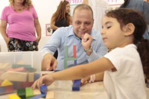 ראש העיר תומר גלאם בביקור בגן ילדים