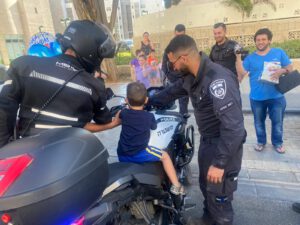 שוטרים,ילד,יום הולדת,אופנוע