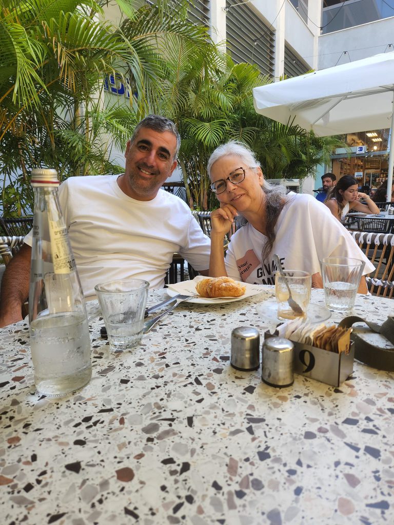 אהבת חינם - משה אטיאס ורונית נשיא בבית קפה פטיו.