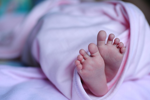 רגלי תינוק עם שמיכה