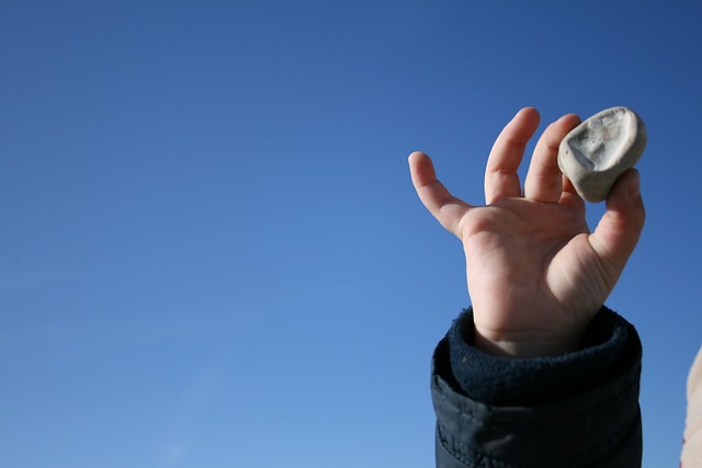 ילד אוחז אבן, צילום אילוסטרציה: אן - Pixabay