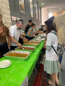 הרב אברימי לרר בחלוקת המזון בברזילי, צילום: ושמחת