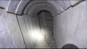 יחיא סינוואר במנהרה מתחת לפני האדמה בתחילת המלחמה. אילוסטרציה, דו