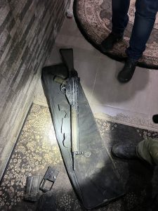 סחיטה באיומים בניצנים, רובה שנתפס בפשיטה. צילום: דוברות משטרת ישראל