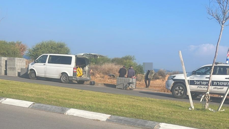 אחרי השיחות מההורים המשטרה הגיעה למקום ועצרה את הקקטה ליד גן הילדים, צילום: אשקלנייעס