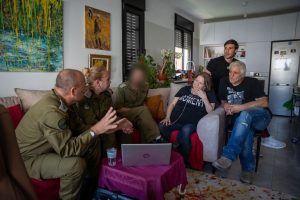 משפחתו של ארתור גרסנר הי"ד מקבלת את ההודעה מנציגי צה"ל, צילום: דו"צ