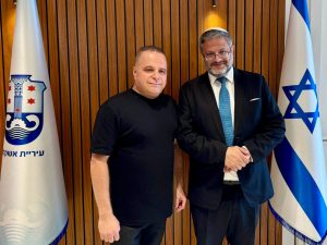 השר איתמר בן גביר שדואג לסייע לתושבי אשקלון בתמונה עם תומר גלאם. צילום: דוברות עיריית אשקלון