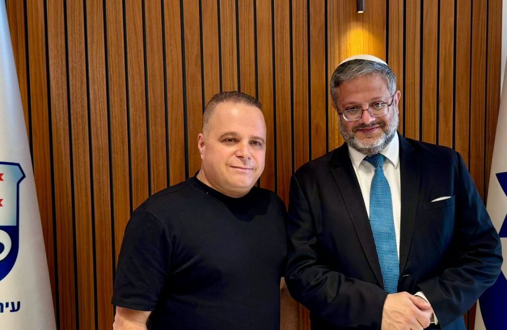 השר איתמר בן גביר שדואג לסייע לתושבי אשקלון בתמונה עם תומר גלאם. צילום: דוברות עיריית אשקלון