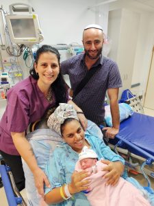 הללי, בעלה, המיילדת בטיאנה והגיבור החדש