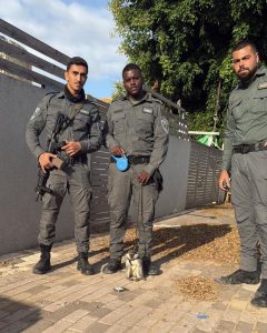 כוחות מג"ב עם הקוף שנמצא. צילום: דוברות המשטרה