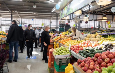 ראש העיר בסיור בשוק העירוני שנפתח מחדש הבוקר: ״כדי שנזכה לפעילות ממושכת בשוק העירוני, לכו להתחסן והקפידו על ההנחיות״