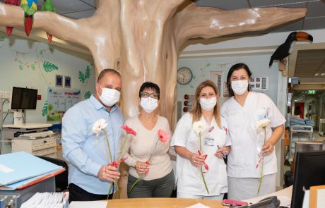באהבה לעובדות הרפואה: ראש העיר חילק הבוקר פרחים לרופאות ואחיות במרכז הרפואי 'ברזילי'