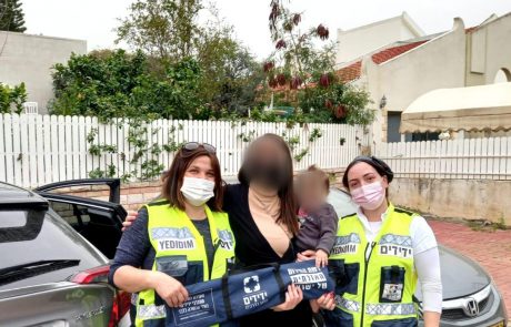 בפעם השנייה להיום: תינוק ננעל ברכב וחולץ ע״י כונניות ידידים