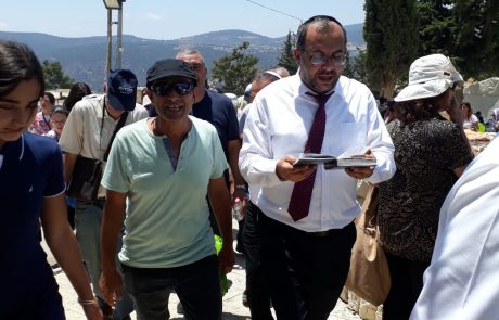 הרב אביטן עם תושבי אשקלון בסיור בקברות צדיקים בצפון לכבוד הילולת האר"יזל