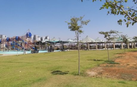 מדובר בגדרות של בתים או שירותים ציבוריים? שכונת אגמים פרק ב'