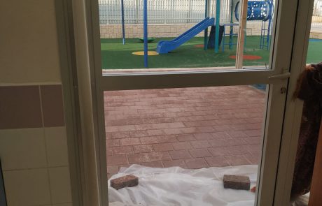 הורים החלו לקבל הודעות לאסוף את הילדים מגן באשקלון ישירות לבידוד לאחר שאשת צוות אובחנה כמאומתת