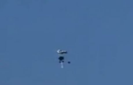 צרור בלונים עם חפץ מחובר בשמי גני הילדים בברנע, הורים: על טילים, שיש מיגון נגדם השביתו את הלימודים. למה עכשיו לא משביתים?