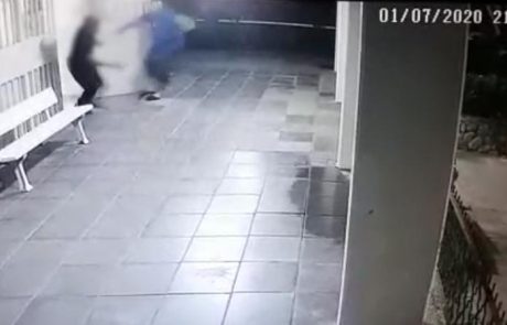 צפו 📹: עבריינים מגיעים לבניין מגורים באשקלון ותוקפים קשיש