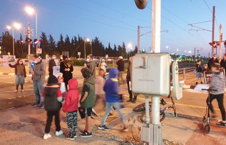 צומת ניצנים נסגר לצורך עבודות בלבד. תושבי ניצן מפגינים על מסילת הרכבת, שיבושים בזמני הרכבת I כל הפרטים