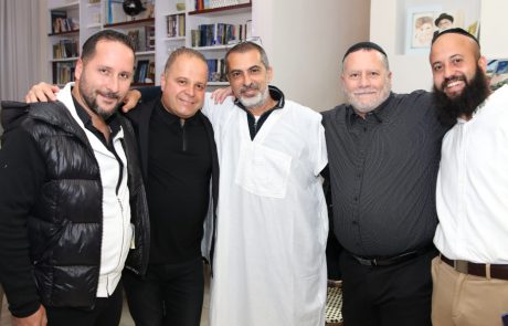 צפו: אמש נערכו ברחבי אשקלון חגיגות המימונה המסורתיות; ראש העיר סייר במספר מוקדים ברחבי העיר בהם ציינו את החג