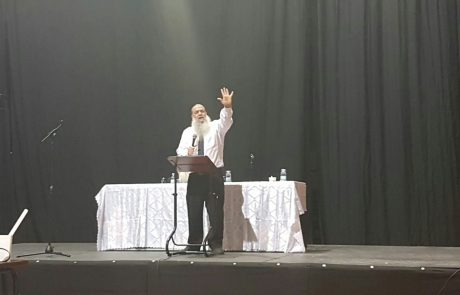 אמש בהיכל הספורט: למעלה מאלף משתתפים בשיעור תורה מפי הרב יגאל כהן שליט"א
