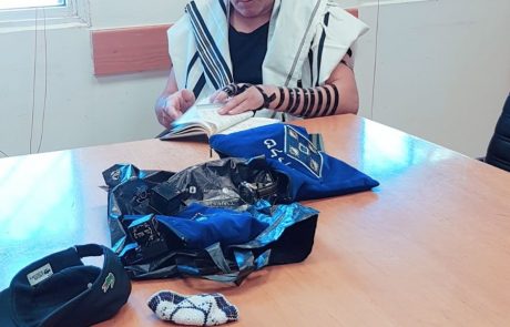 שדרן רדיו 101.5fm מינו בר נתפס בעין העדשה בהכנות האמיתיות לפתיחת היום
