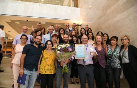 אות הוקרה על מפעל חיים לד"ר חזי לוי מנכ"ל ברזילי