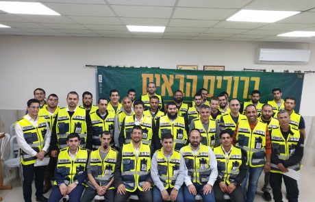 חלוקת ערכות מצילות חיים למתנדבי הארגון 'ידידים' במהלך ערב מיוחד באשקלון