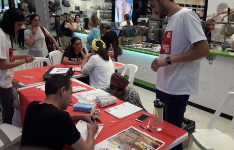 תושבי אשקלון מנסים להציל את התינוק אימרי חי