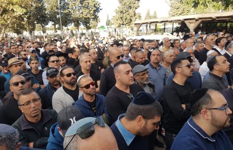 כולם בוכים בכי מר "אבא אני לא יודע איך מדליקים חנוכיה…" צפו בדברי ההספד של בנו הקטן של הרב דוד לוי ז"ל. עד מתי???