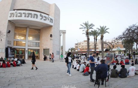 עכשיו ברחבת היכל התרבות: מאות בני נוער לוקחים חלק במעגלי השיח בסימן השואה