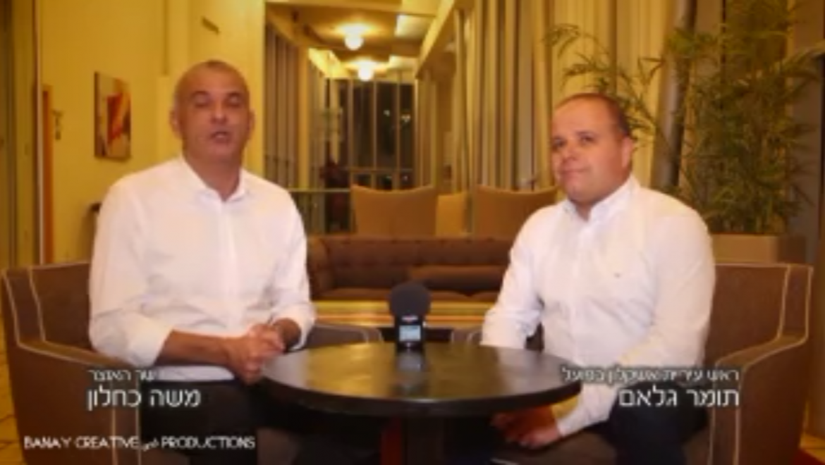 עיריית אשקלון השקיעה כסף בהפקת סרטון של רה"ע בפועל תומר גלאם עם השר כחלון. פרט אחד שכחו לציין בעירייה ובסרטון