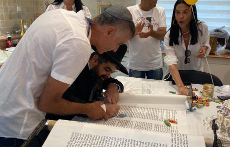 בשעה טובה ומוצלחת צפו בגלריה מהכנסת ספר התורה של משפחות חג'ג', תהר, שקל ולוגסי בברנע