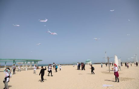 מאות עפיפונים עם מילים טובות צבעו את השמיים בחוף הים באשקלון